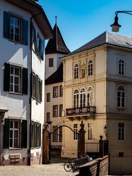 Спокойная узкая улочка, солнечный летний день, уютный старый центр Базеля — стоковое фото