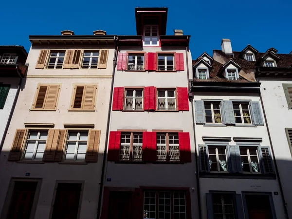Sakin dar sokak, güneşli yaz günü, rahat eski şehir, Basel — Stok fotoğraf