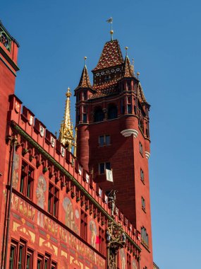 Basel Belediye Binası güzel unsurları, heykeller ve boyalı