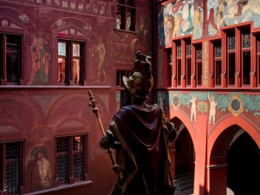 Basel Belediye Binası güzel unsurları, heykeller ve boyalı