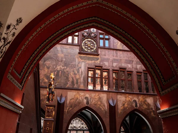 Hermosos elementos del Ayuntamiento de Basilea, esculturas y pintados — Foto de Stock