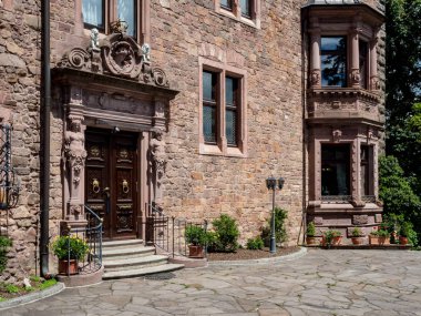 Fasade ve Ortaçağ Kalesi Burg Rodeck girişi
