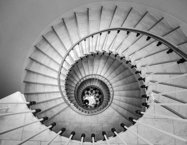 Eski evde güzel dairesel merdiven, salyangoz geometrisi