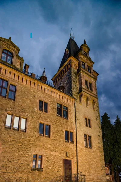 Antiguo castillo medieval Burg Rodeck sobre fondo cielo nocturno — Foto de Stock
