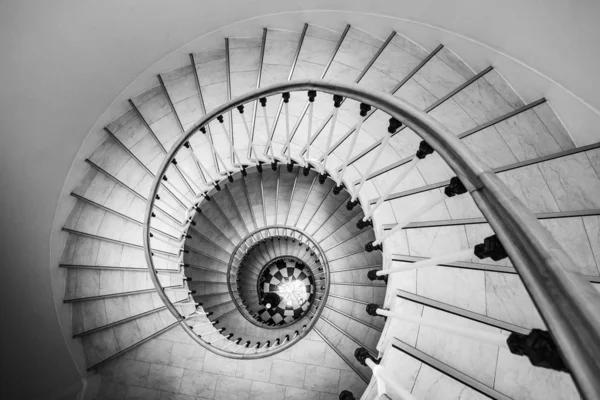 Bel escalier circulaire dans une vieille maison, géométrie escargot — Photo