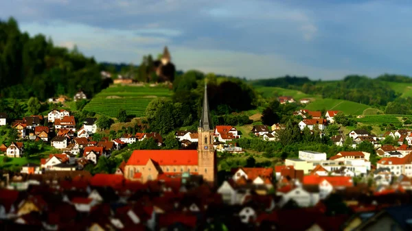 Vista colorida del paisaje de la pequeña aldea Kappelrodeck — Foto de Stock