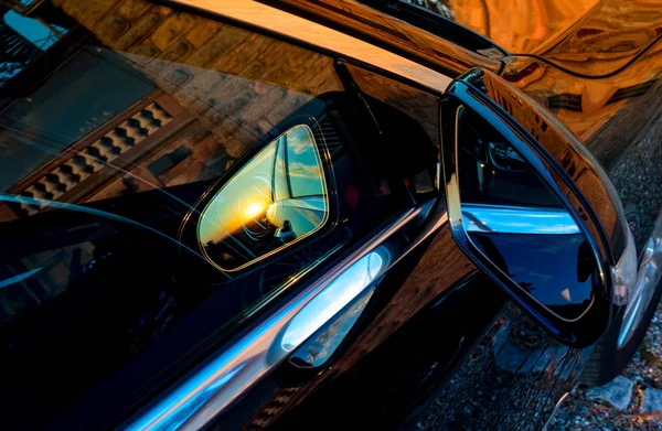 Espelho de carro de luxo com reflexão do pôr do sol — Fotografia de Stock
