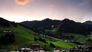 Avusturya'da valey üzerinde güzel günbatımı havadan timelapse görünümü, Salzburg yakınlarındaki Alpler