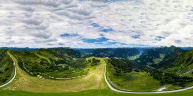 Güzel Alpler dağlarının havadan 360 derecepanoramik drone görünümü, Avusturya, Grossarl. Yaz saati, yüksek bakış açısı.