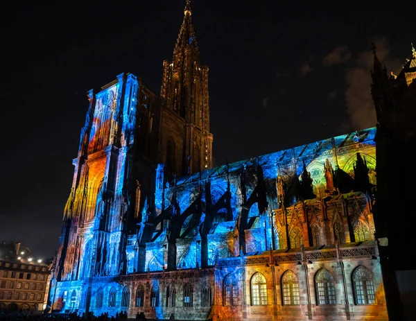 Laser ljusshow på väggarna i katedralen Notre Dame de stra — Stockfoto