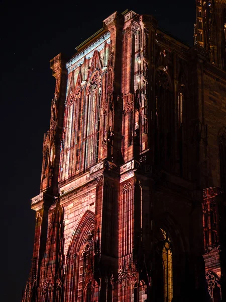 Laser ljusshow på väggarna i katedralen Notre Dame de stra — Stockfoto