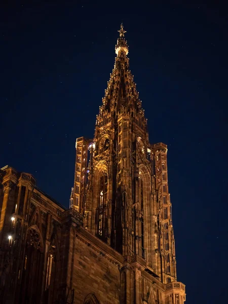 Spectacle d'éclairage laser sur les murs de la cathédrale Notre Dame de Stra — Photo