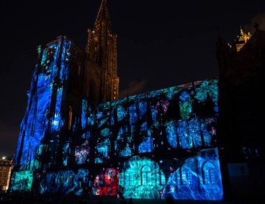 Katedral Notre Dame de Stra duvarlarında lazer aydınlatma gösterisi