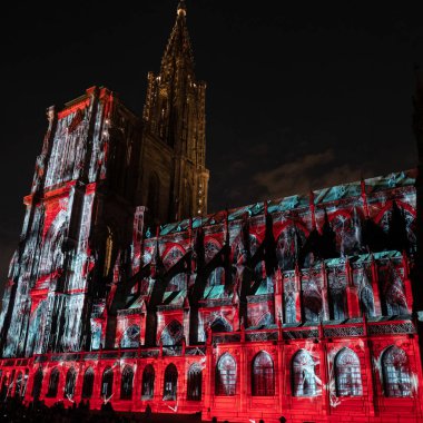 Katedral Notre Dame de Stra duvarlarında lazer aydınlatma gösterisi