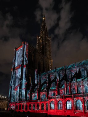 Katedral Notre Dame de Stra duvarlarında lazer aydınlatma gösterisi