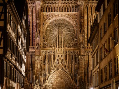 Strazburg gece manzarasınotre Dame Katedrali