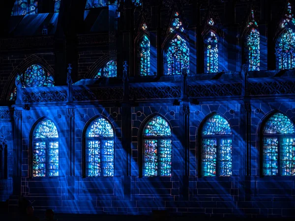 Spectacle d'éclairage laser sur les murs de la cathédrale Notre Dame de Stra — Photo