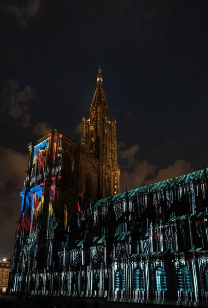 Laser ljusshow på väggarna i katedralen Notre Dame de stra — Stockfoto