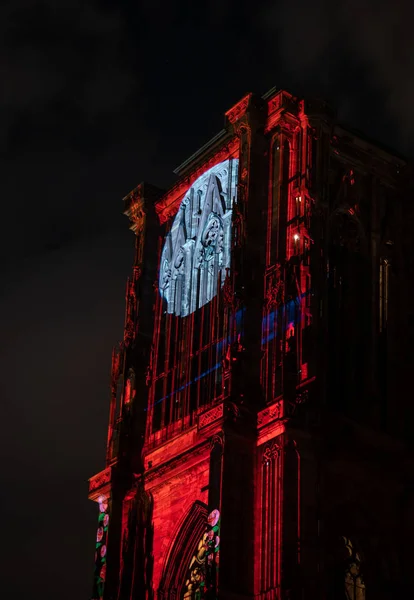 Laser ljusshow på väggarna i katedralen Notre Dame de stra — Stockfoto