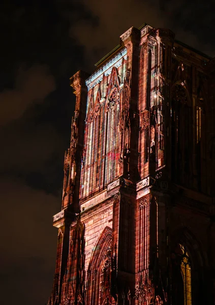 Katedral Notre Dame de Stra duvarlarında lazer aydınlatma gösterisi — Stok fotoğraf