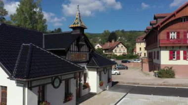 Vosges dağlarında küçük bir köy, Alsace.