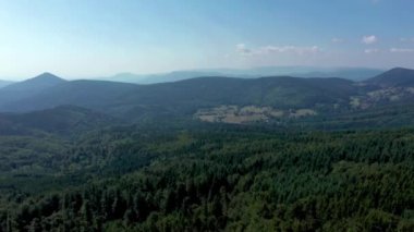 Vosges dağlarında küçük bir köy, Alsace.