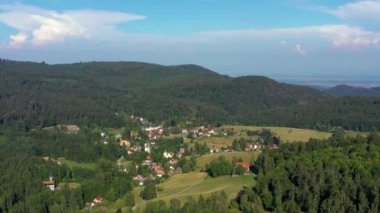 Vosges dağlarında küçük bir köy, Alsace.