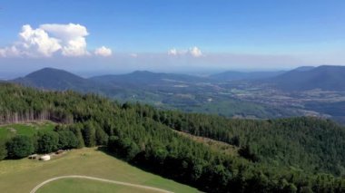 Vosges dağlarında küçük bir köy, Alsace.