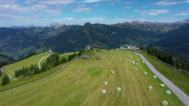 Salzburg yakınlarındaki Avusturya'da vadi üzerinde güzel Alpler havadan drone görünümü