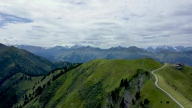 Salzburg yakınlarındaki Avusturya'da vadi üzerinde güzel Alpler havadan drone görünümü