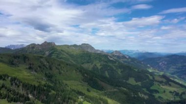Salzburg yakınlarındaki Avusturya'da vadi üzerinde güzel Alpler havadan drone görünümü