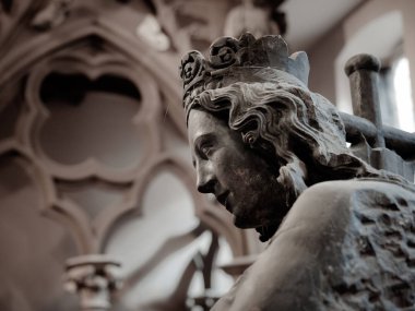 Katedral müzesinde XIII-Xv yüzyılın antik heykeli 