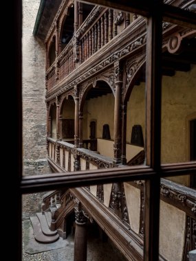 Eski ahşap çerçeveleme zengin h ahşap merdiven ile Antik veranda