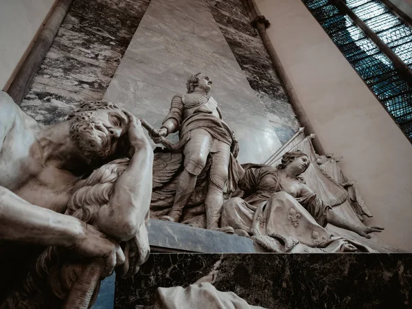 Monument au Marshall Maurice de Saxe dans l'église Saint Thomas — Photo