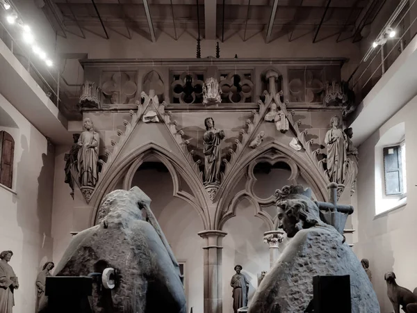 Старовинна скульптура XIII-XV століття в музеї собору — стокове фото