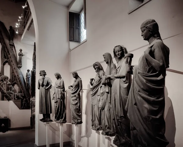 大教堂博物馆中十三-十五世纪古代雕塑 — 图库照片