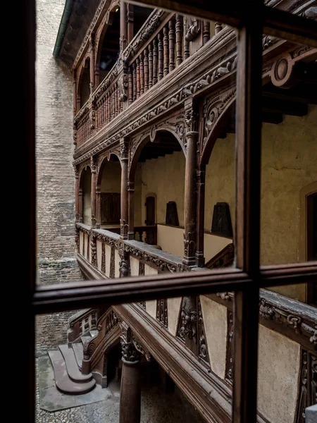 Alter Innenhof mit Holztreppe in altem Fachwerk reich — Stockfoto