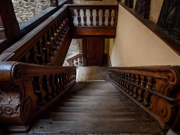 Ancien patio avec escalier en bois dans une vieille charpente riche h — Photo