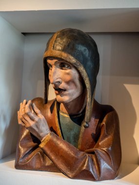 Katedral müzesinde XIII-Xv yüzyılın antik heykeli 