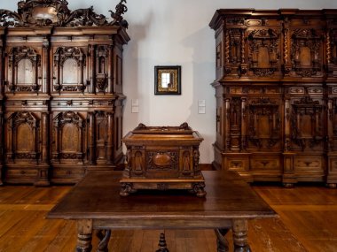 XV-Xvii yüzyılda zengin ev için antik ahşap gardırop