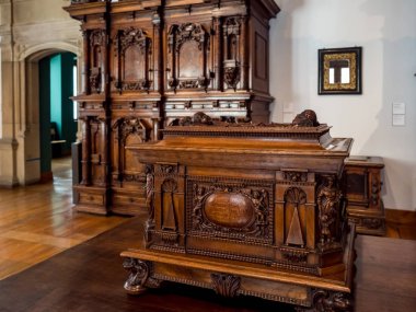 XV-Xvii yüzyılda zengin ev için antik ahşap gardırop