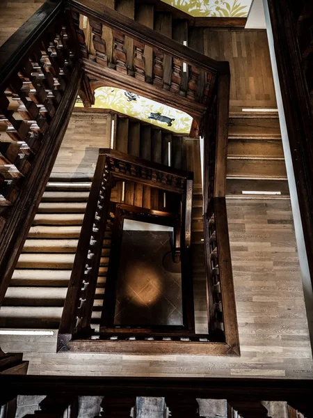 Antigua escalera de madera en antigua casa rica en madera XV cen — Foto de Stock