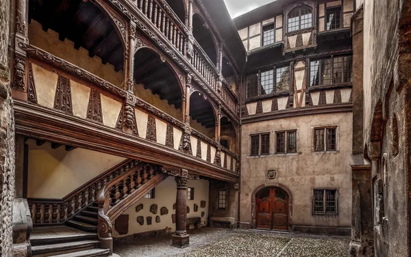 Alter Innenhof mit Holztreppe in altem Fachwerk reich — Stockfoto