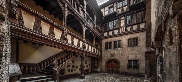 Alter Innenhof mit Holztreppe in altem Fachwerk reich — Stockfoto