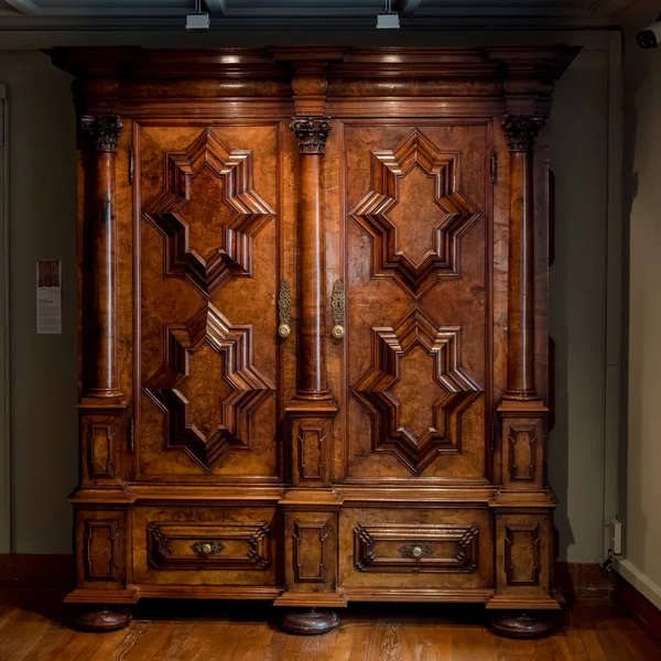 Древний деревянный шкаф для богатого дома в XV-XVII веках — стоковое фото