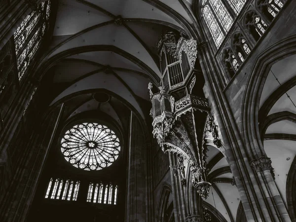 Majestuoso interior de la Catedral de Estrasburgo sin personas dentro — Foto de Stock