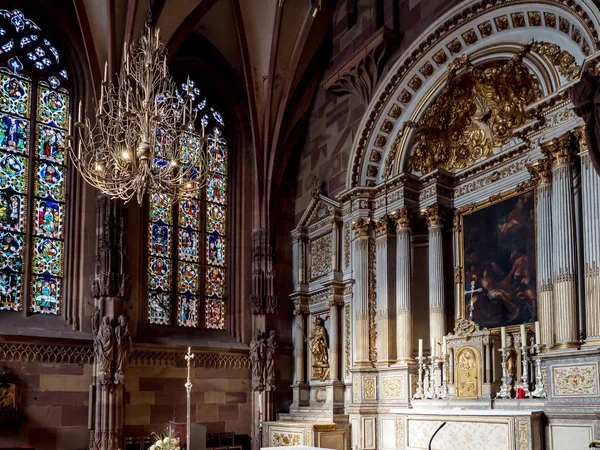 Majestatyczny interiior katedry w Strasburgu bez osób należ — Zdjęcie stockowe