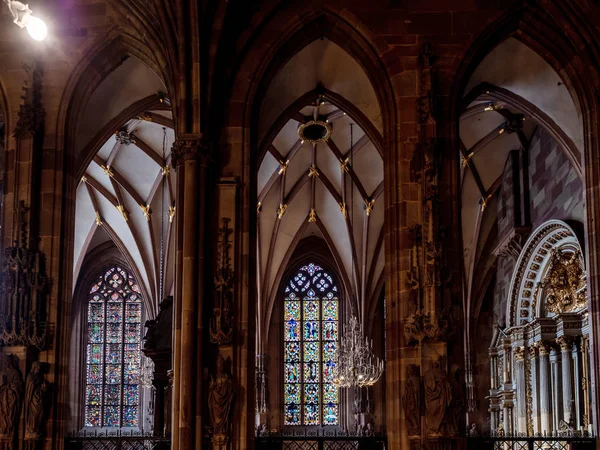 Strazburg Katedrali'nin görkemli interiior hiçbir kişi sinsi ile — Stok fotoğraf