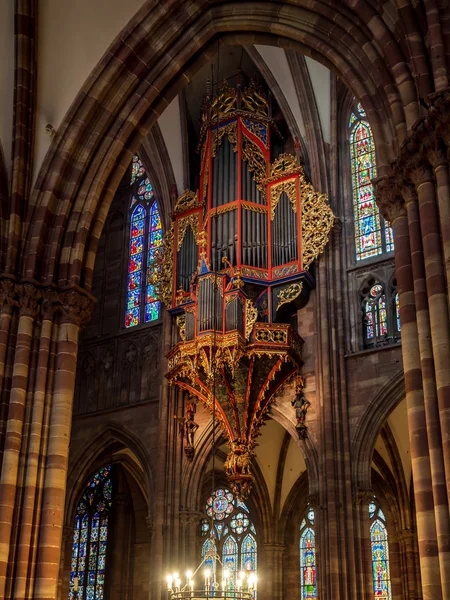 Majestätiska interiior av Strasbourgs katedral med inga personer INSID — Stockfoto