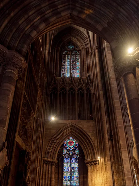 Majestätiska interiior av Strasbourgs katedral med inga personer INSID — Stockfoto